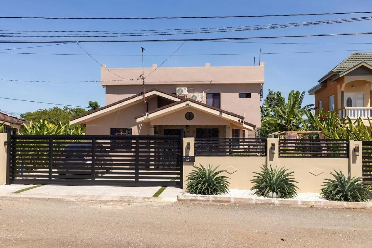 Bright 2Br Retreat - Fast Wifi - Ac -5 Mins To Beach -Falmouth Jamaica
